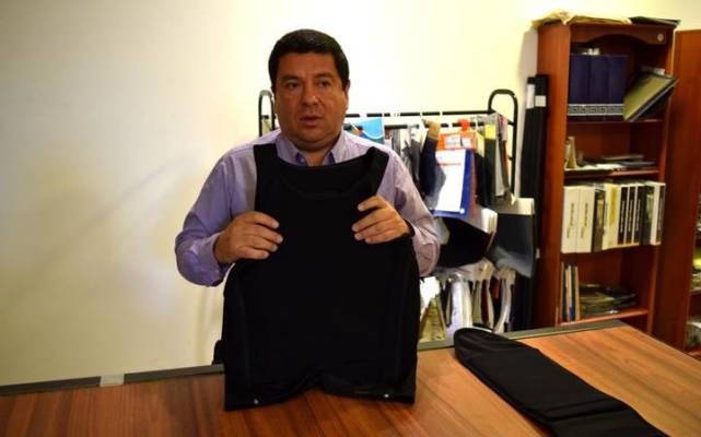 男子用枪瞄准自己的女友,男子用枪射人