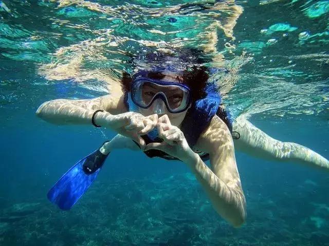 一个让人看了就想脱衣服的海岛，还能与漫天萤火虫共舞……