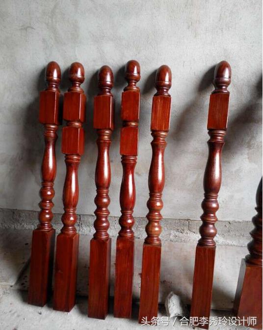 退休在家的工匠老爸帮我安装楼梯扶手，上完红漆我愣了！手艺逆天