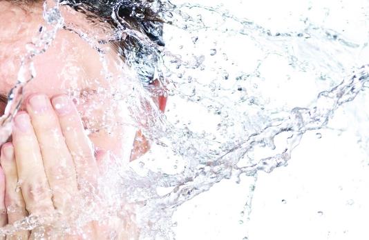 想要变白皮肤应该用什么护肤品,用任何护肤品怎样洗脸能让脸变白