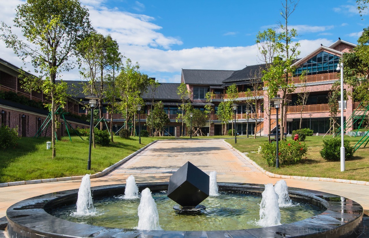 住在梦境般的黄姚花海之中，找回久违了的诗意与远方