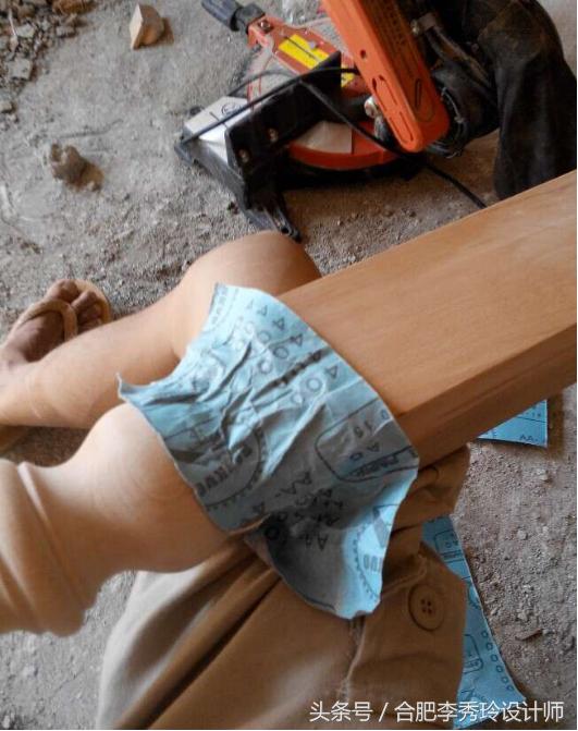 退休在家的工匠老爸帮我安装楼梯扶手，上完红漆我愣了！手艺逆天