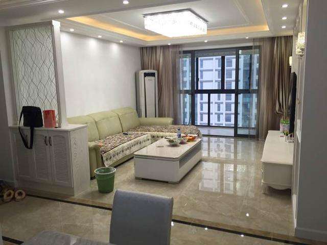 装修没少花钱，结果被喷是暴发户，只因她家卧室装了个大吊顶