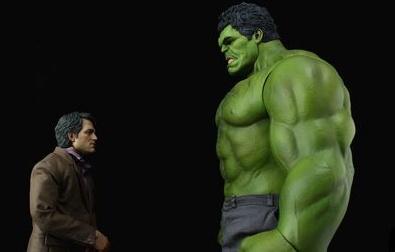 緑巨人变身后身形暴涨数倍，为什么他的蓝裤衩永不坠落？