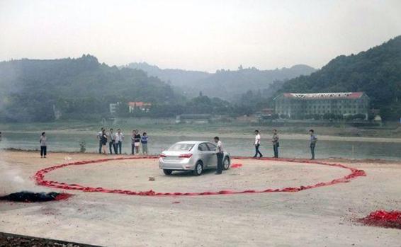 买新车一般需要怎么庆祝,买了新车用什么方法庆祝