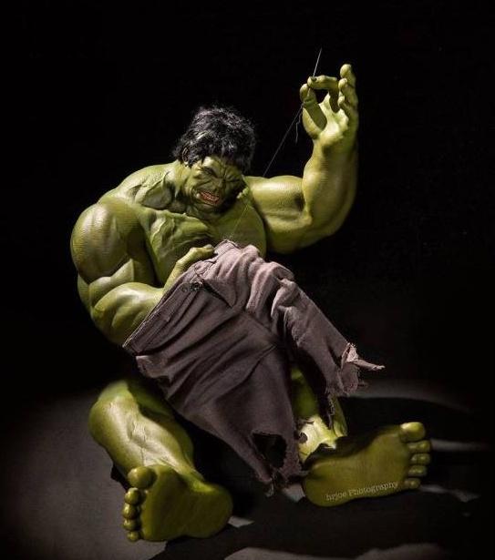 緑巨人变身后身形暴涨数倍，为什么他的蓝裤衩永不坠落？