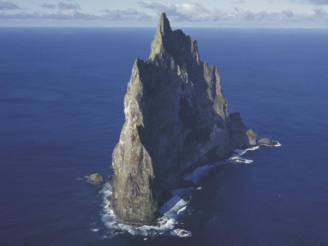 这个岛形如金字塔，没有地方能让人站立，被发现百年后才有人登顶