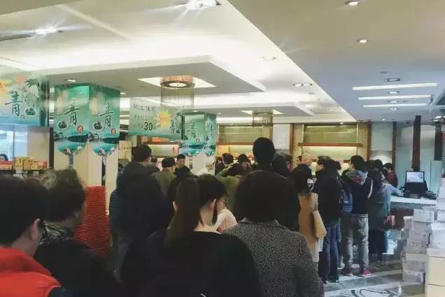 这年头店门口不站点黄牛，好意思说自己是网红？