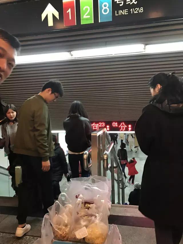 这年头店门口不站点黄牛，好意思说自己是网红？