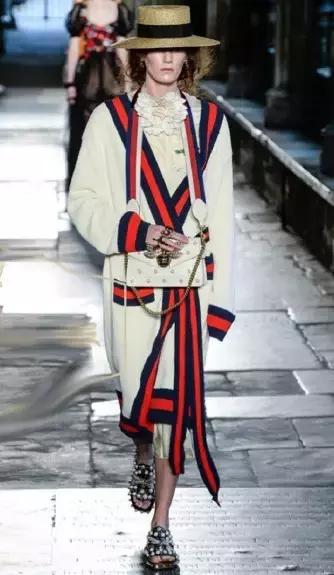 杨幂穿的gucci的格纹外套,杨幂celine上衣