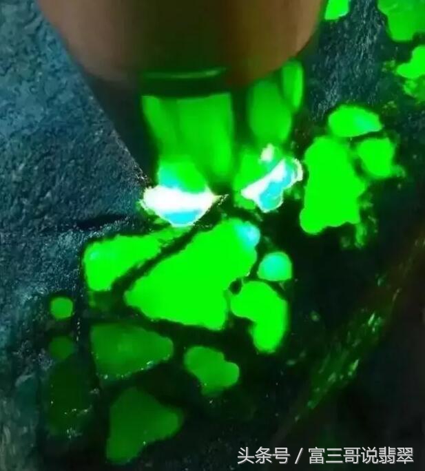 最牛赌石一夜暴富130万,赌石现场一刀赚18个亿帝王绿