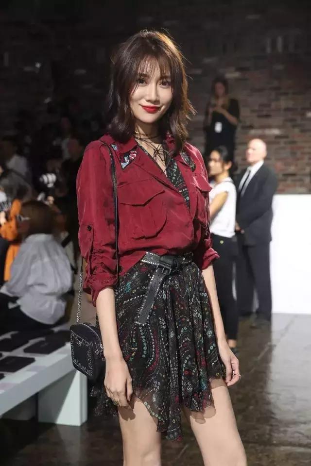 杨幂李易峰现身米兰街头,李易峰怎么穿杨幂的衣服