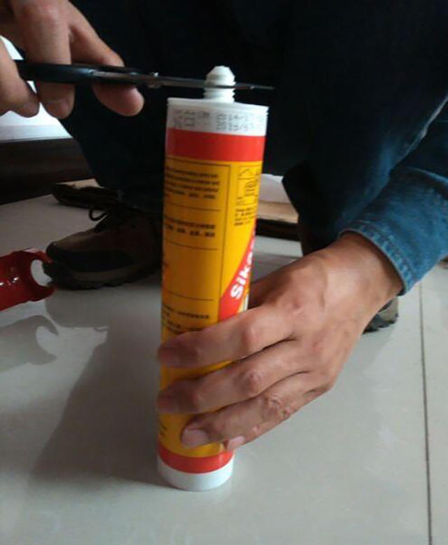 玻璃胶打好的教程,玻璃胶打胶新手教学