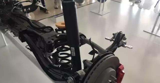 君威gs与标致508l底盘对比,新款君威gs底盘顶起来长什么样