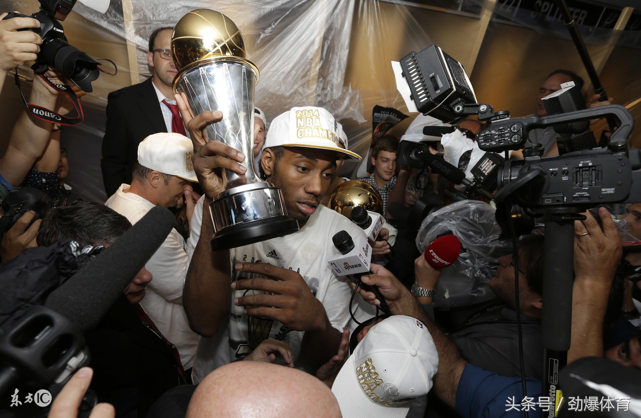 为了纪念科比为什么穿28号球衣,关于科比24号球衣故事