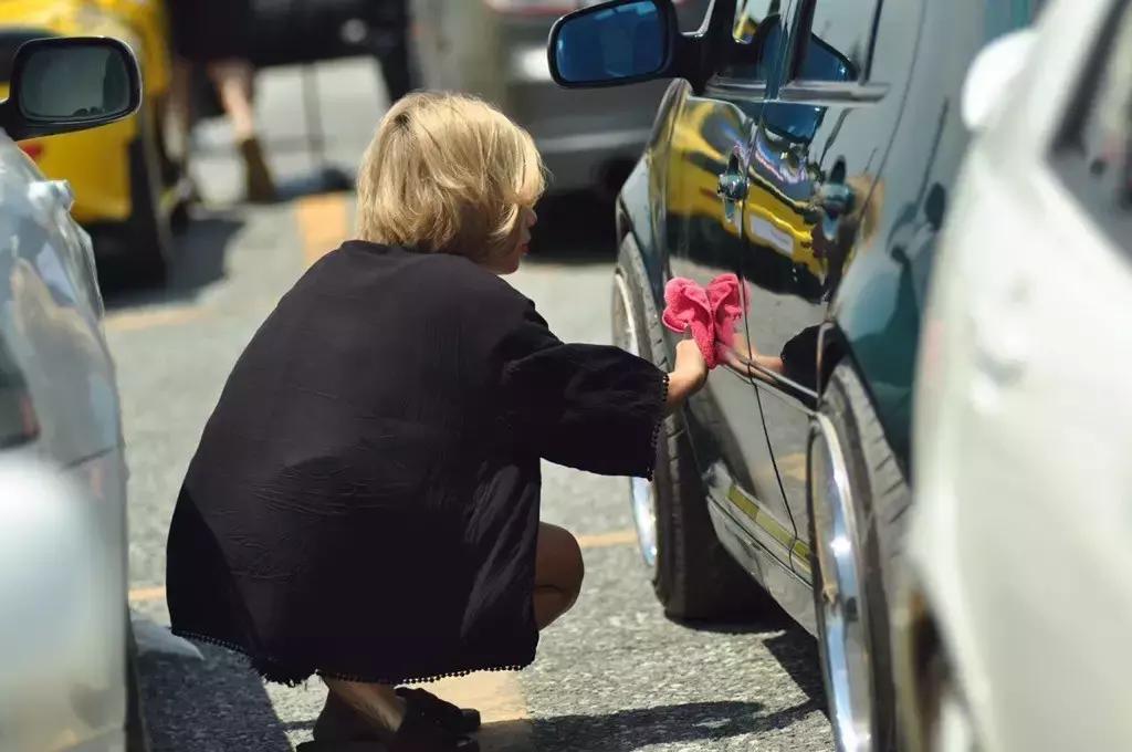 一个喜欢玩车的女司机,喜欢玩飞车的女生是什么性格