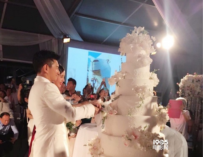 隆诗大婚深情告白霍建华抢合照新郎扬言生5个