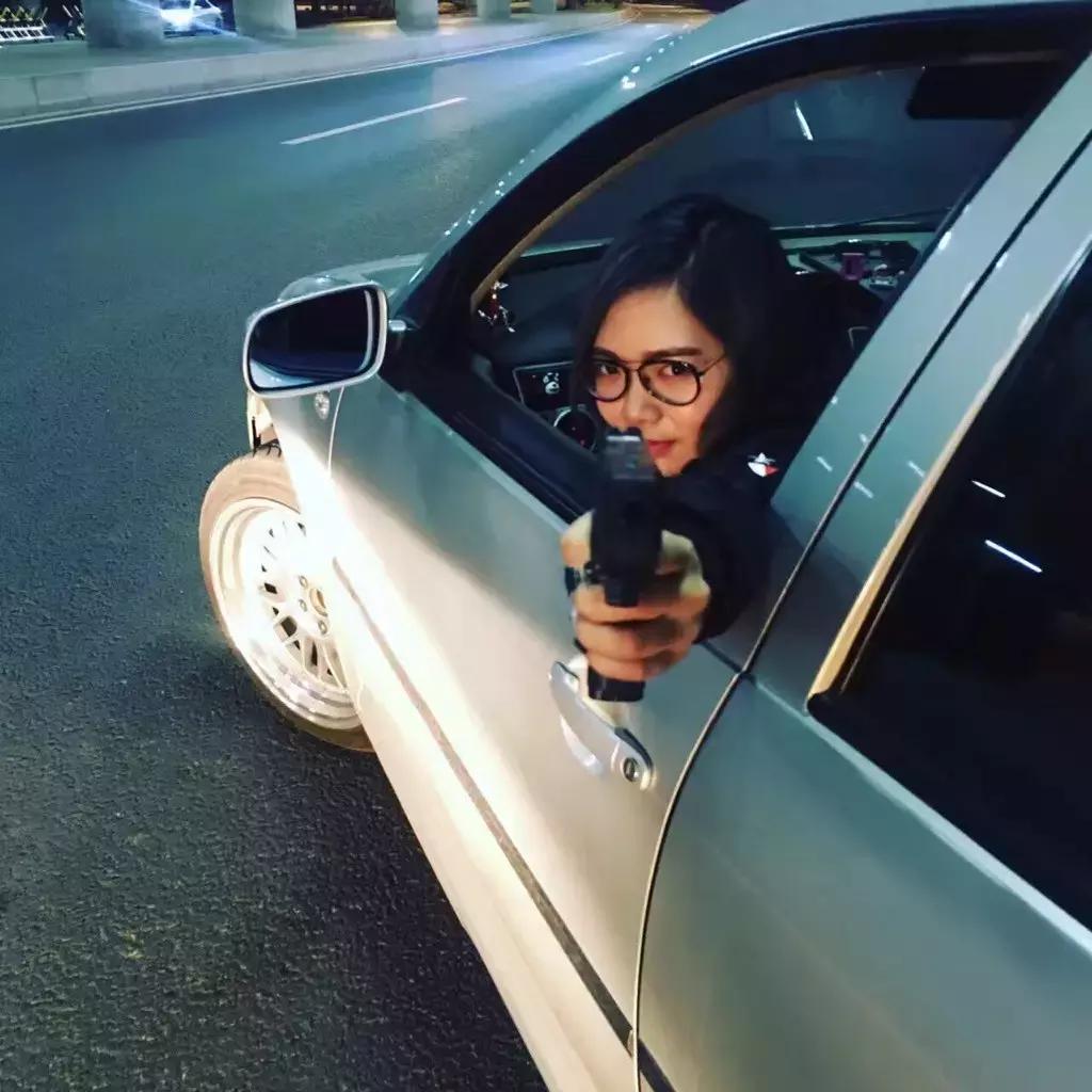 一个喜欢玩车的女司机,喜欢玩飞车的女生是什么性格