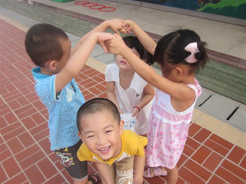 小班互动打枪游戏,幼师团建互动游戏活跃气氛