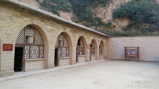 6个窑洞成*物文**吸引了很多人参观，许多年长的都落泪了，这是为啥