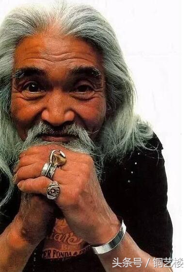 一串黄铜钥匙挂件卖出天价，这位潮流设计师到底有何不同