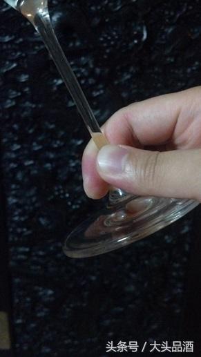 喝红酒怎么才能持杯,喝红酒的正确握杯姿势