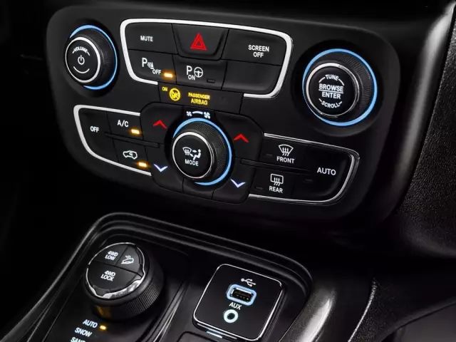 jeep指南者哪一年的值得入手,指南者顶配版值得购买吗