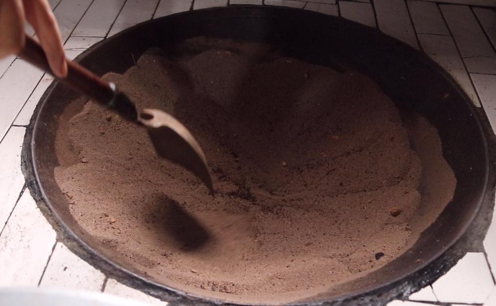 农村小伙走街串巷做爆米花,农村大哥自制老式爆米花