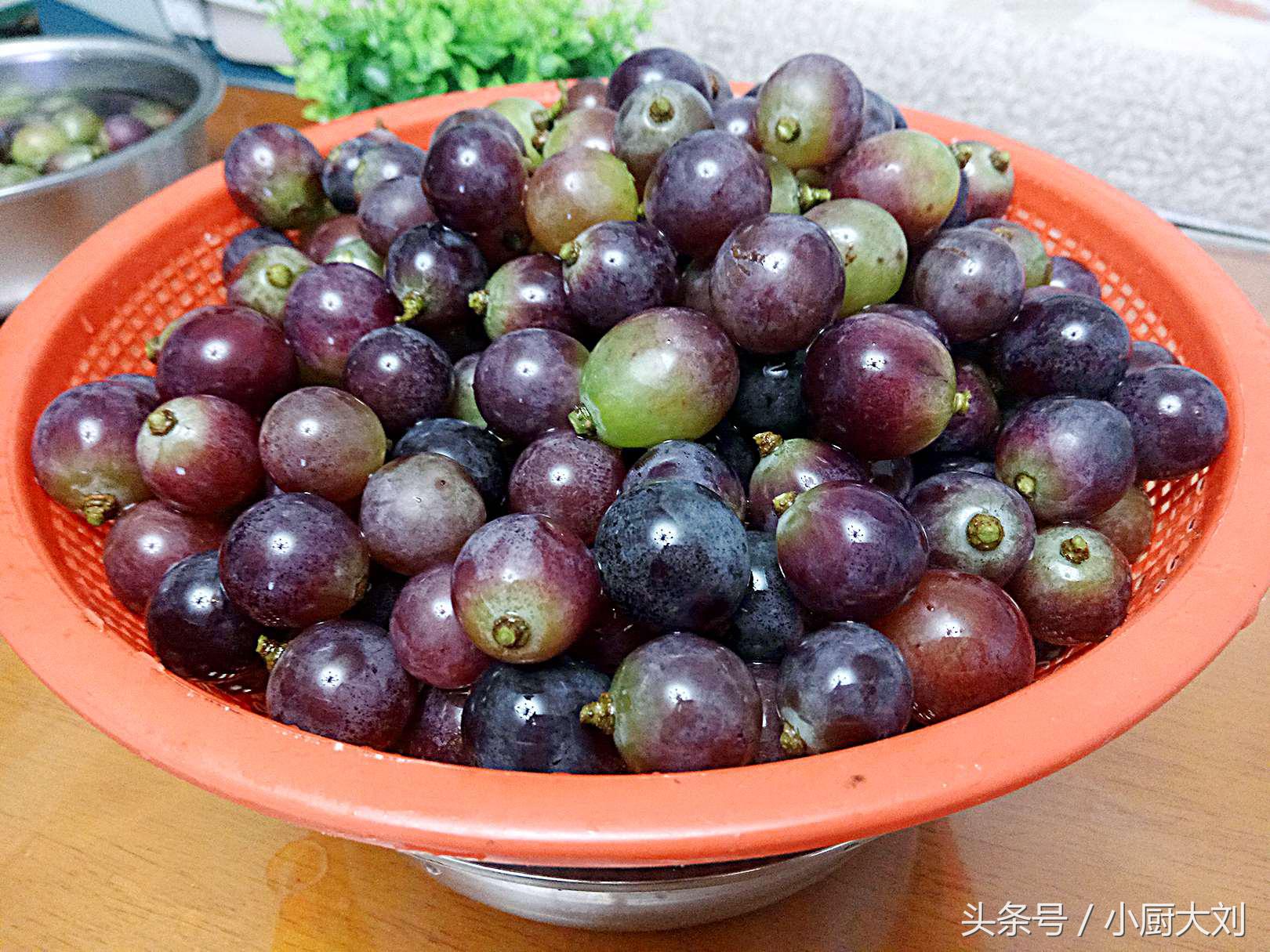 别问我葡萄酒怎么做，也别问酒杯是否为专业定制，因为我已经醉了