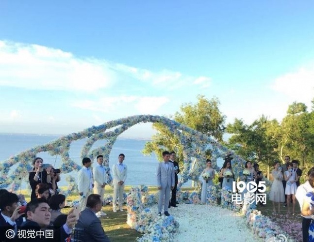 隆诗大婚深情告白霍建华抢合照新郎扬言生5个