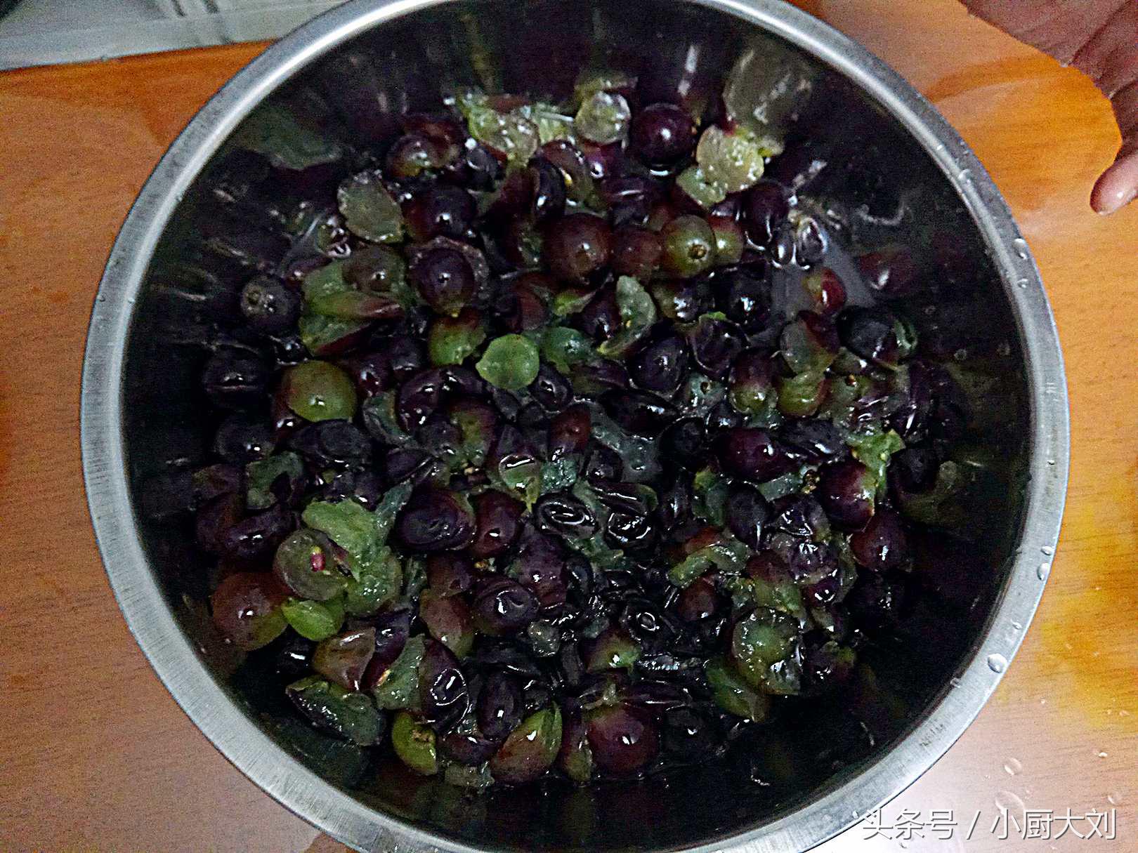 别问我葡萄酒怎么做，也别问酒杯是否为专业定制，因为我已经醉了