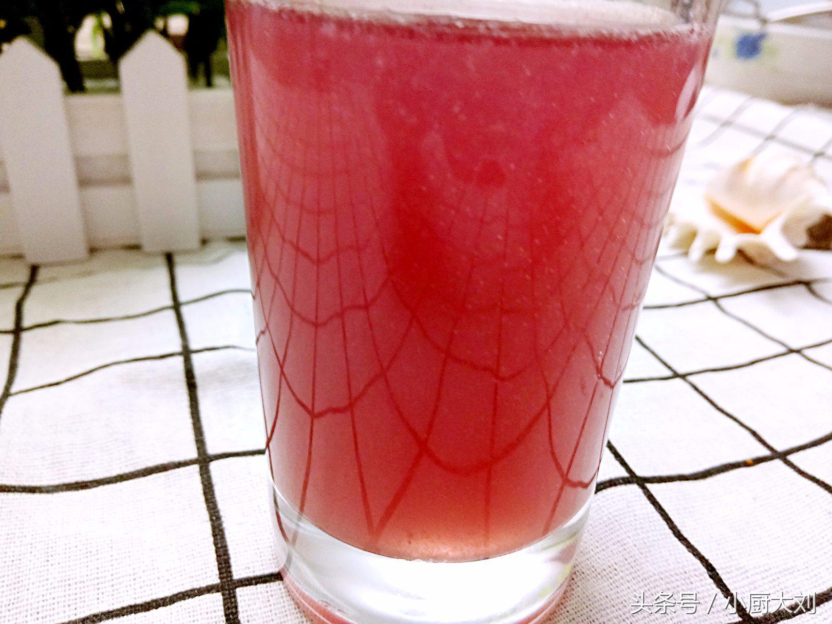 别问我葡萄酒怎么做，也别问酒杯是否为专业定制，因为我已经醉了