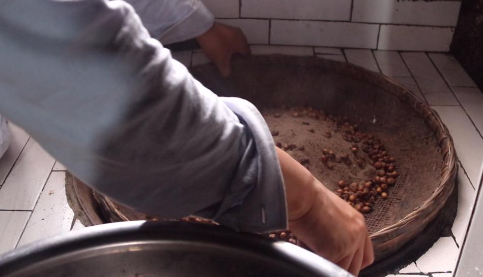 农村小伙走街串巷做爆米花,农村大哥自制老式爆米花