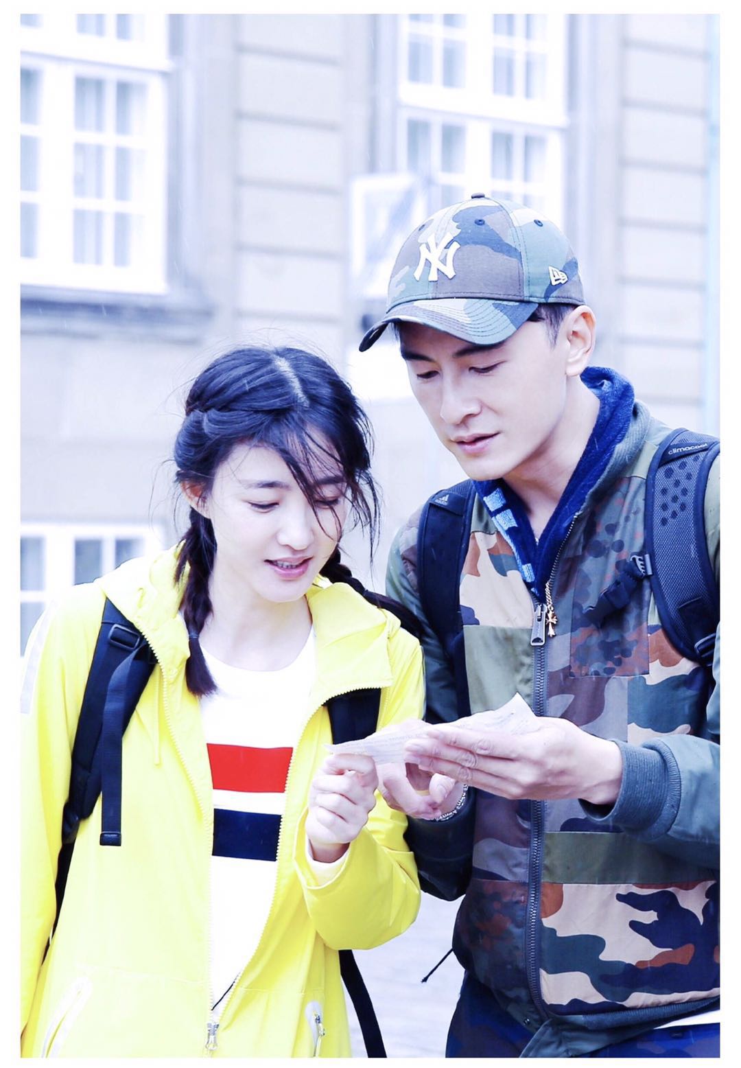 王丽坤深v礼服照,王丽坤抹胸搭银色礼服