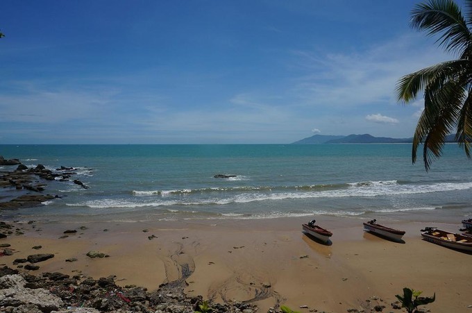 在三亚的沙滩上晒太阳,三亚海边晒太阳