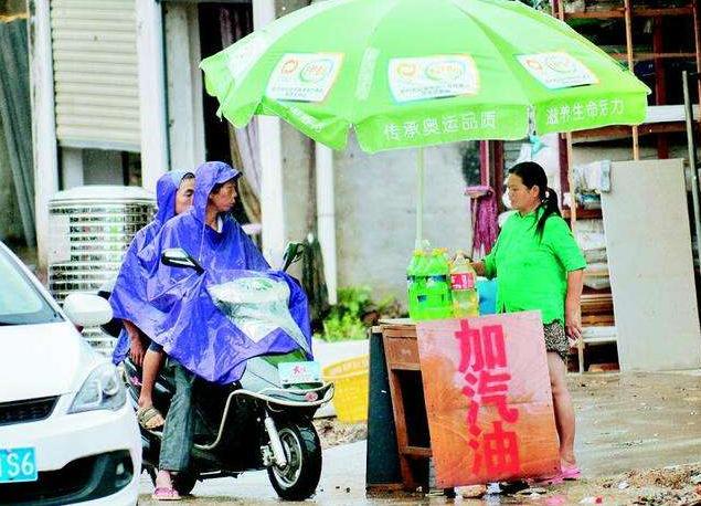 开车去加油违反10条交规扣21分，这司机是多想不开？