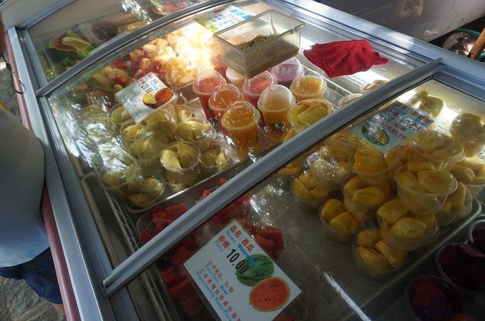 在三亚的沙滩上晒太阳,三亚海边晒太阳