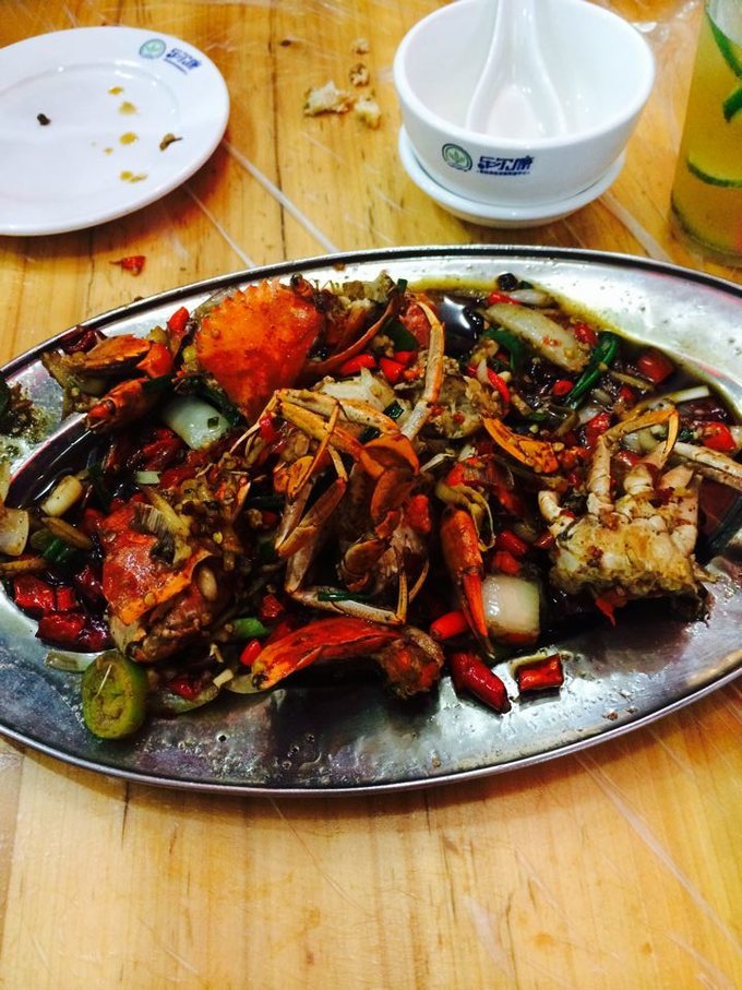 在三亚的沙滩上晒太阳,三亚海边晒太阳