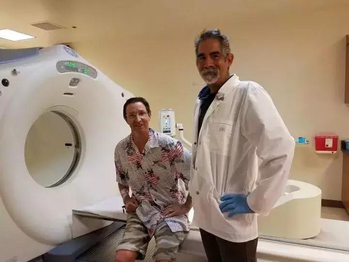 他是一名超市检票员，却依靠神奇画风，给大家带来快乐