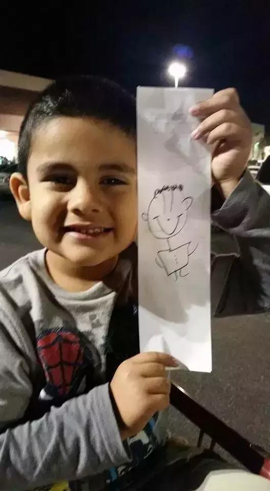 他是一名超市检票员，却依靠神奇画风，给大家带来快乐