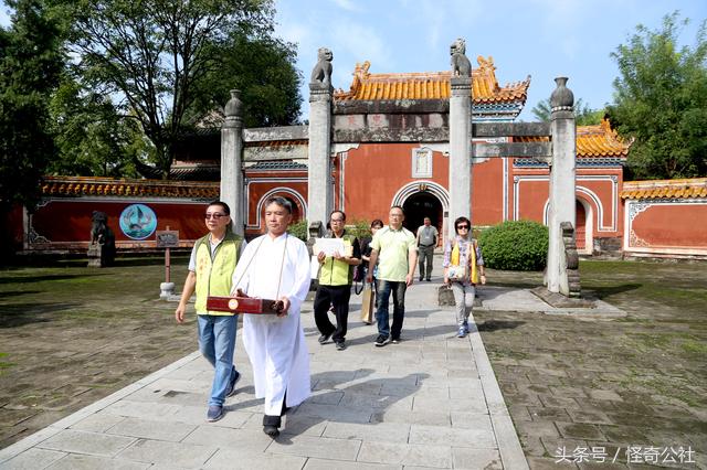 台湾高雄访湖北当阳关陵表演“扶鸾”这种古老的民间道术