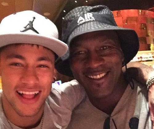 足球场穿足球鞋玩飞盘,足球场穿客队球衣