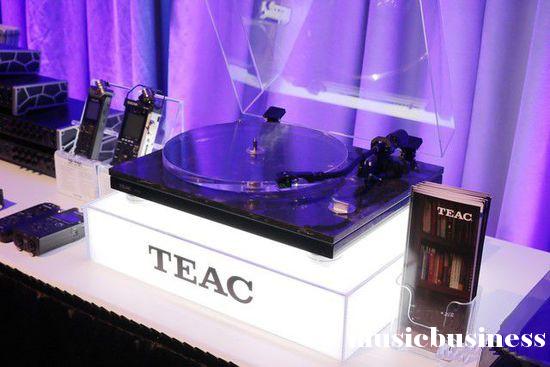 争奇斗艳，看看CES上与黑胶有关的新玩意！