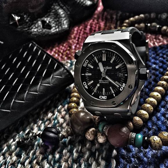 爱彼皇家橡树15710和15703哪个好 (爱彼2023年新款三问腕表)