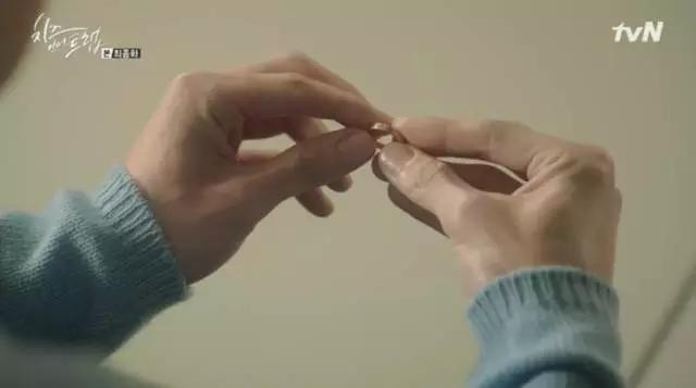 韩剧同款首饰,宋仲基片场被拍与宋慧乔同款卫衣