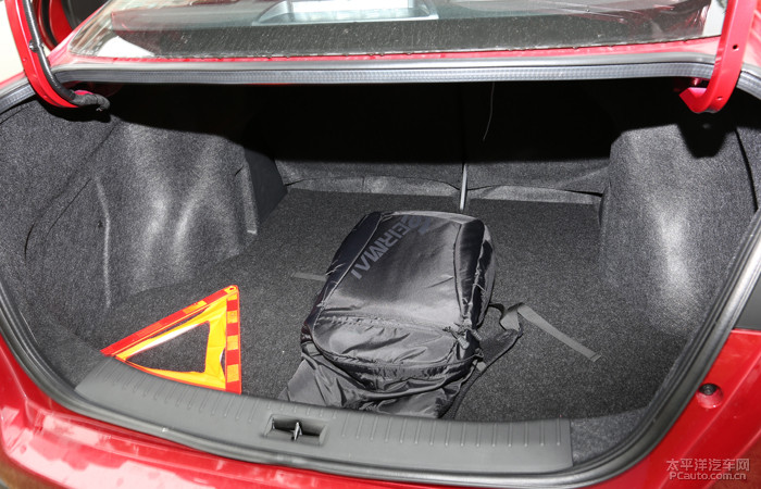 外观和实用方面也各有特色,蓝鸟外观漂亮