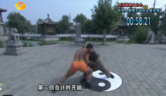 他是亚洲首席大力士，能推30吨卡车，却推不动太极拳70岁老头