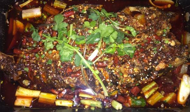 火爆排队的烤鱼,火爆排队的烤鱼小店