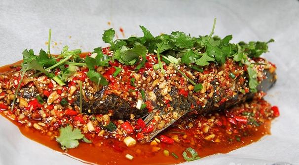 火爆排队的烤鱼,火爆排队的烤鱼小店