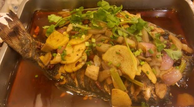 火爆排队的烤鱼,火爆排队的烤鱼小店